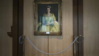 El retrato de la reina Isabel en el edificio del Parlamento en Canberra