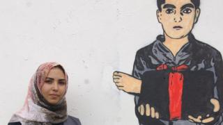 هيفاء بجوار إحدى رسماتها