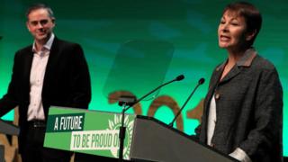 Джонатан Бартли и Кэролайн Лукас, лидеры Партии зеленых, выступают с речью