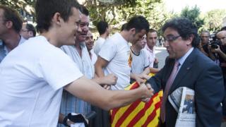 El delegado del gobierno español en Cataluña, Enric Millo (a la der.) pidió perdón por las cargas policiales durante el referéndum.