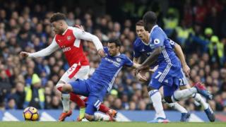 Chamberlain wa Arsenal akizuiwa na wachezaji wa Chelsea