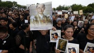 พสกนิกรไทยถือพระบรมฉายาลักษณ์ในหลวงร.9