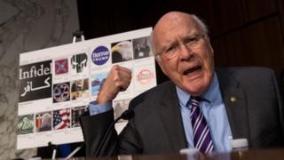 El senador demócrata Patrick Leahy interrogando a representantes de Twitter, Facebook y Google sobre mensajes con contenido extremista que se publicaron durante la última campaña presidencial estadounidense.