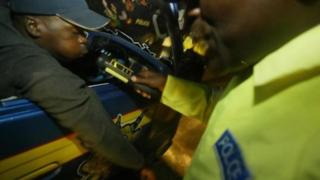 Un automobiliste kenyan contraint au test du souffle pour mesurer son alcoolémie