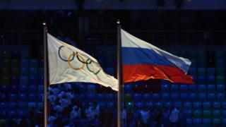 La bandera olímpica y la bandera rusa