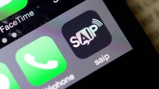 На снимке, сделанном 8 июня 2016 года, показан смартфон с логотипом SAIP (Система оповещения населения и информации, или Система оповещения населения и информации)
