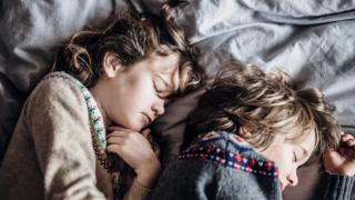 Каждый пятый ребенок ходит во сне, но с возрастом это происходит все реже
