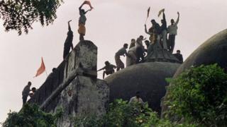 ৬ই ডিসেম্বর বাবরি মসজিদের গম্বুজের ওপর হাজার হাজার করসেবক