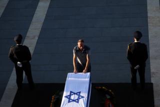 Jeneza lenye mwili wa Peres limekuwa nje ya majengo ya bunge Jerusalem