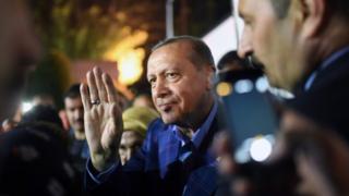 Erdogan saluda a sus simpatizantes
