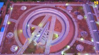 Monumen Kapsul Waktu berupa bangunan tugu di atas lahan seluas 2,5 hektare dengan pintu mewakili suku asli Merauke yakni Malind, Muyu, Mandobo, Mappi dan Auyu, sebagai penjaga tugu.