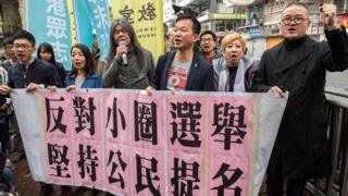 香港民主派人士走上街頭抗議小圈子選舉