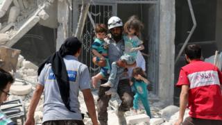 Halep'in Maadi bölgesinde enkazdan çocukalr çıkartılıyor.