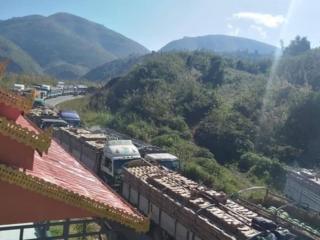 တရုတ်ပြည်ထဲ မရောက်သေးတဲ့ ဖရဲသခွားကားတွေ တစ်ထောင်ကျော်ရှိနေသေး