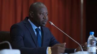 Le gouvernement gambien évoque un manque de laboratoire scientifique et d'un personnel qualifié pour mener des enquêtes aussi complexes.