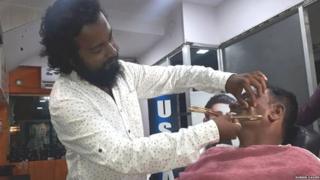 रामचंद्र काशीद सोन्याच्या वस्तऱ्यानं दाढी करतात.