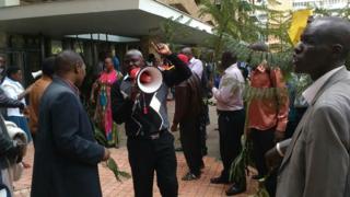 Abigisha ba kaminuza ya Nairobi bari imbere y'uburongozi bw'iryo shuli