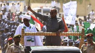 Sudan's President Omar al-Bashir (C) waves to the crowd during a campaign rally for the upcoming presidential elections in El-Fasher, in North Darfur, on April 8, 2015