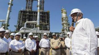 El presidente López Obrador apuesta al petróleo como motor de la economía.