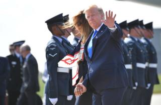 Donald Trump y Melania Trump saludando a los fotógrafos.