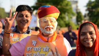 नरेंद्र मोदी के मुखौटे में उनका एक समर्थक