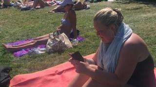 Foto de mujeres tomando sol.
