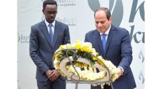 Prezida Al Sisi (i buryo) ashyira indabyo ku rwibutso rwa jenoside i Gisozi