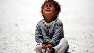 Tobannaan kun oo shacab ah ayaa ku barakacay dagaalka Raqqa