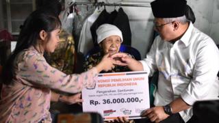 Ketua KPU Arief Budiman (kanan) menyerahkan santunan kepada keluarga almarhum Tutung Suryadi, petugas KPPS yang wafat, di Tangki, Tamansari, Jakarta Barat, Jumat (3/5/2019). Santunan sebesar Rp36 juta itu merupakan wujud duka cita sekaligus apresiasi atas kinerja petugas KPPS yang gugur saat bertugas dalam Pemilu 2019.