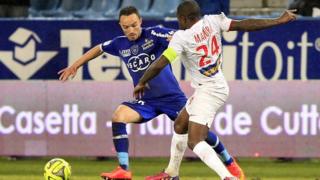 Mavuba, en blanc, face à Gael Danic de Bastia en février 2015, lors d'un match de Ligue 1