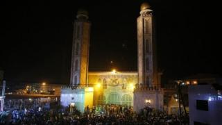 M. Sy a été enterré à Tivaouane, la ville religieuse capitale de la Tidianya au Sénégal.