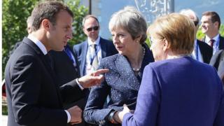 Emanuel Makron, Tereza Mej i Angela Merkel