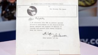 Carta de Lennon a la reina.