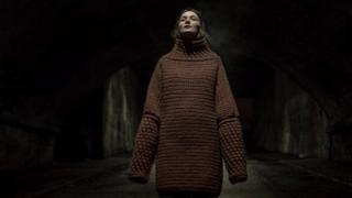 Фотографии трудящихся социалистической Чехословакии словацкого фотохудожника Доминика Скутецкого вдохновили коллекцию 2016 года Якуба Страки