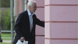 Леонид Меламед заходит в суд