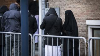 Hollanda'da 2015 yılında IŞİD üyesi olduğu iddia edilen dokuz kişinin yargılandığı bir duruşmaya gelenler