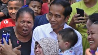 Capres petahana Joko Widodo menyapa warga sebelum menyampaikan pidato kemenangannya sebagai Presiden Republik Indonesia periode 2019-2024 di Kampung Deret, Tanah Tinggi, Johar Baru, Jakarta Pusat.
