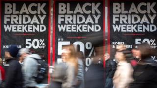 Diskon besar pada Black Friday.