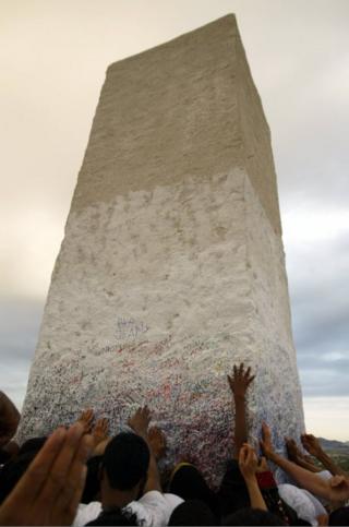 Jabal Rahmah. Dan coretan berbagai jenis, dalam berbagai bahasa.