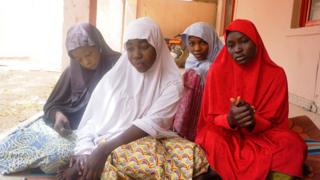 Awọn akẹkọbinrin ileewe girama Dapchi kan joko