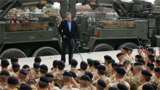 2005年にイラク・バスラで英軍部隊を前にあいさつしたブレア英首相(当時)