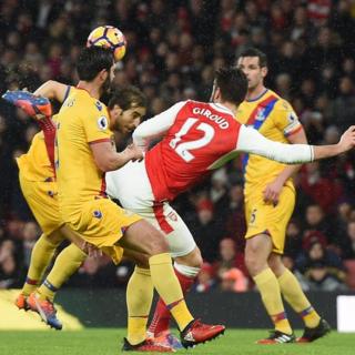 Giroud conecta el balón con su taco