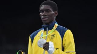 Yurberjen Martínez con la medalla de plata.