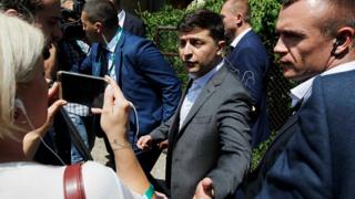 Володимир Зеленськи в оточенні охоронців