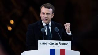 Emmanuel Macron kürsüde seçim zaferi konuşması yapıyor