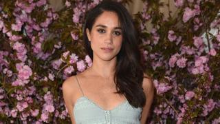 Fotografia de Meghan Markle com flores no fundo
