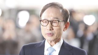 Cựu Tổng thống Nam Hàn Lee Myung-bak đến Văn phòng Điều tra Quận trung tâm Seoul để thẩm vấn hồi 14/3/2018.