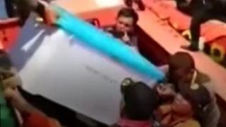 স্থানীয় সংবাদ মাধ্যমে মেট্রো টিভিতে দেখানো হয়েছে- ডুবুরিরা প্লাস্টিকের বক্সের মধ্যে উদ্ধার করা 'ব্ল্যাক বক্স'টিকে জাহাজে তুলছেন।