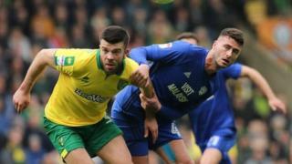 Gary Madine yn brwydro am y bêl