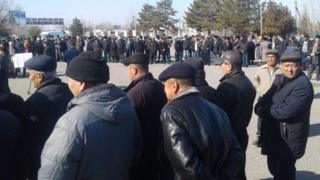 Мекенчил күчтөр бардык региондордо курултай өткөзүп, андан кийин Бишкекте чоң курултай чакырып, Элдик курултайдын бийлик бутактарын багыттаган жана көзөмөлдөгөн күч катары Баш мыйзамда таанылышын талап кылган жатышат.
